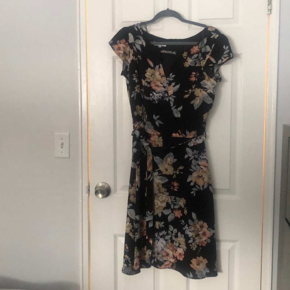 Black V neck dress with flowers 🖤💖